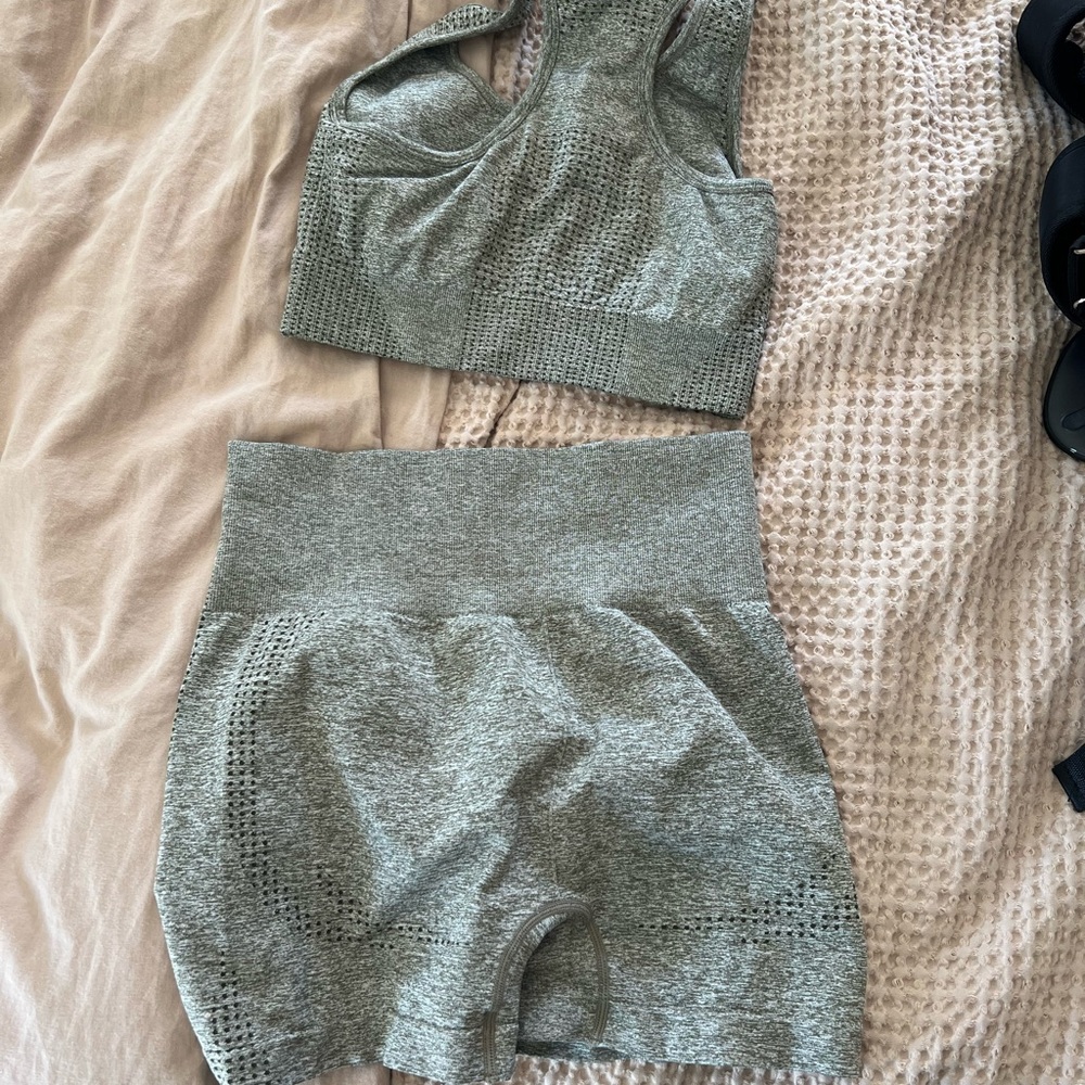 Cute workout set - Picture 2 of 4